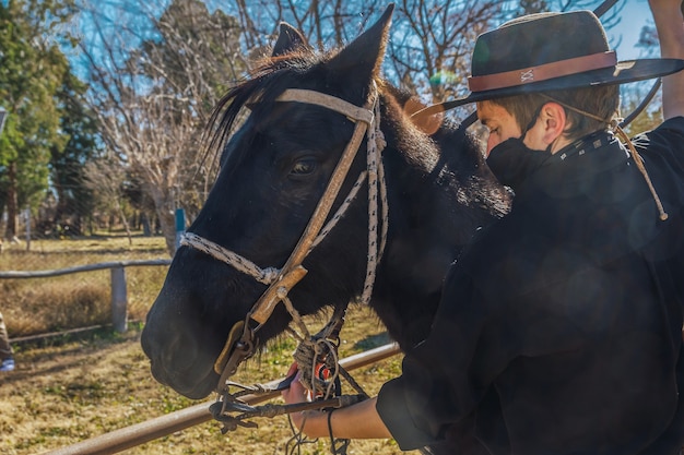 Argentinischer Gaucho, der sein Pferd reitet