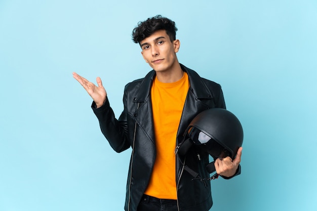 Argentinischer Mann mit einem Motorradhelm, der Hände zur Seite ausstreckt, um einzuladen, zu kommen