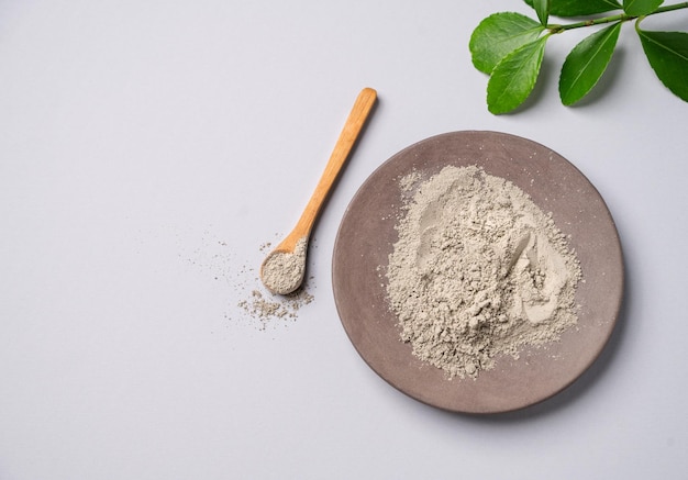 Argila azul seca sobre um fundo claro Conceito para preparar cosméticos orgânicos caseiros para o cuidado da pele
