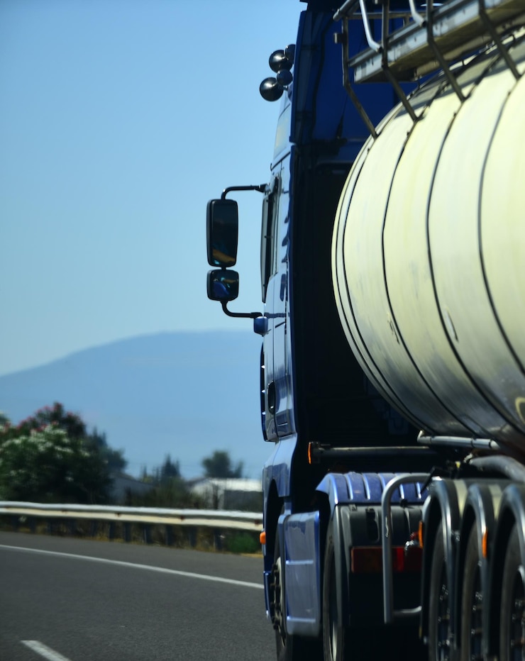 Foto ? argo van, truck, kamion transporta mercancías o artículos entre países. concepto de transporte internacional. camion con cisterna paseos a lo largo de la carretera en un día soleado, vista trasera.