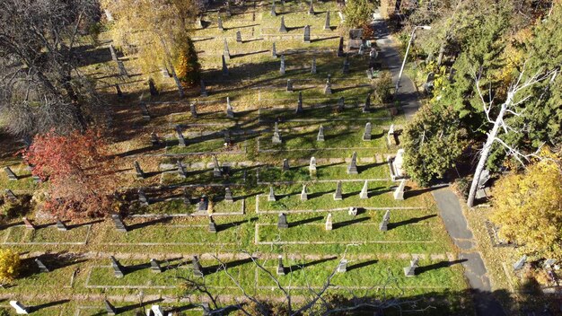 Arial drone ver vuelo sobre el antiguo cementerio con lápidas lápidas flechas