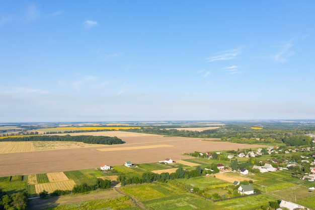 Foto arial vista sobre pequeño pueblo