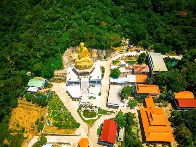 Ariel-Ansicht Goldene Buddha-Statue 39s Hand, die Lotus im Kloster Chon Khong hält, das Touristen anzieht, um an Wochenenden in Vung Tau Vietnam Reisekonzept spirituell zu besuchen