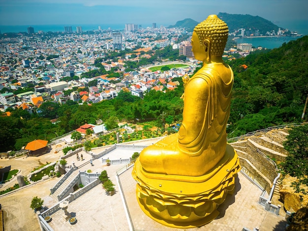 Ariel-Ansicht Goldene Buddha-Statue 39s Hand, die Lotus im Kloster Chon Khong hält, das Touristen anzieht, um an Wochenenden in Vung Tau Vietnam Reisekonzept spirituell zu besuchen