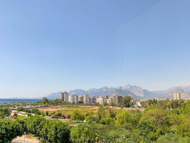 Ariel-Panoramablick auf die Altstadt und die Wolkenkratzer mit dem Meer von den Bergen