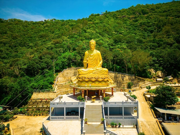 Ariel ver la mano de la estatua del Buda dorado sosteniendo el loto en el monasterio de Chon Khong, que atrae a los turistas a visitar espiritualmente los fines de semana en Vung Tau Vietnam Concepto de viaje