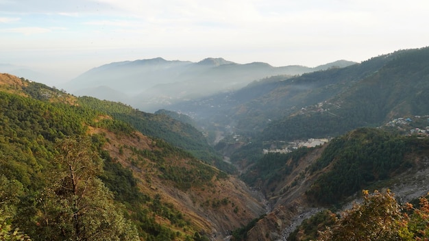 Ariel vista de las grandes montañas de Nanital