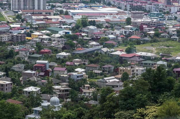 Ariel vista panorámica de la ciudad vieja en el bosque y los rascacielos de las montañas