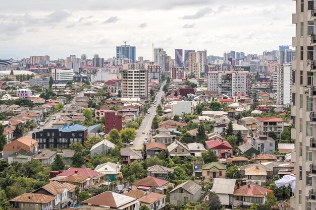 Ariel vista panorámica de la ciudad vieja en el bosque y los rascacielos de las montañas