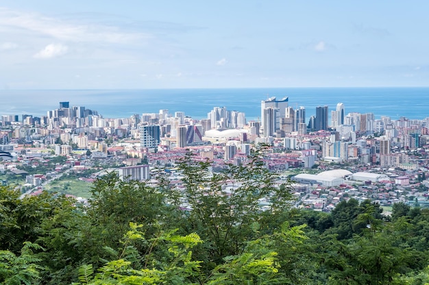 Ariel vista panorámica de la ciudad vieja y los rascacielos con el mar desde las montañas