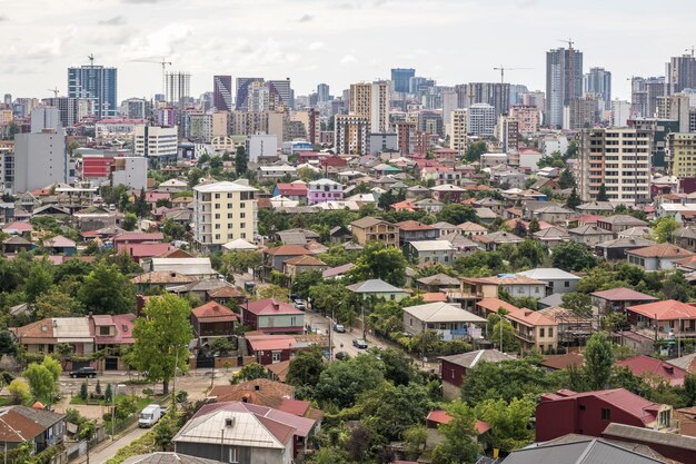 Ariel vista panorámica de la ciudad vieja y los rascacielos con el mar desde las montañas