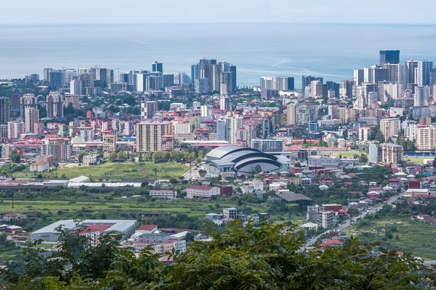 Ariel vista panorâmica da cidade velha e arranha-céus com o mar das montanhas