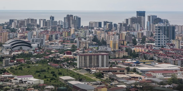 Ariel vista panorâmica da cidade velha e arranha-céus com o mar das montanhas