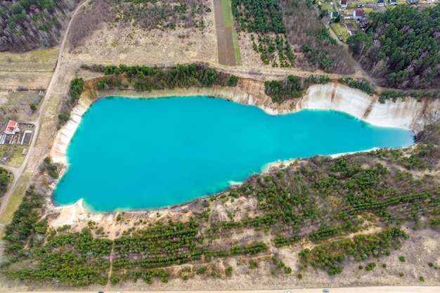 Ariel vista superior de uma antiga pedreira de cal inundada com água turquesa