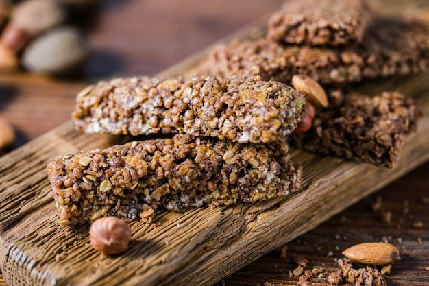 Arious barras de granola saudáveis muesli ou barras de cereais Conjunto de café da manhã esportivo energético e barras de proteína