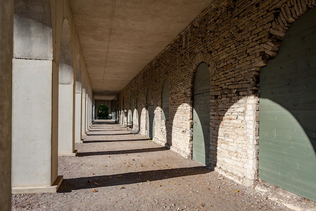 Arkade im modernen Stil Stallungen und Kutschenschuppen Nebengebäude des Herrenhauses Vaana, historisch bekannt als Faehna Estland