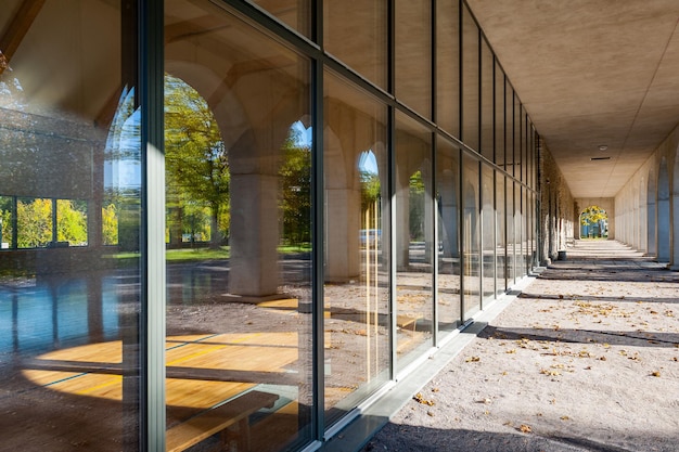 Foto arkaden im modernen stil. ställe und kutschenschuppen, nebengebäude des vaana manor