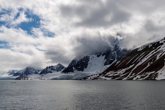 Arktische Landschaft in Spitzbergen mit Gletscher