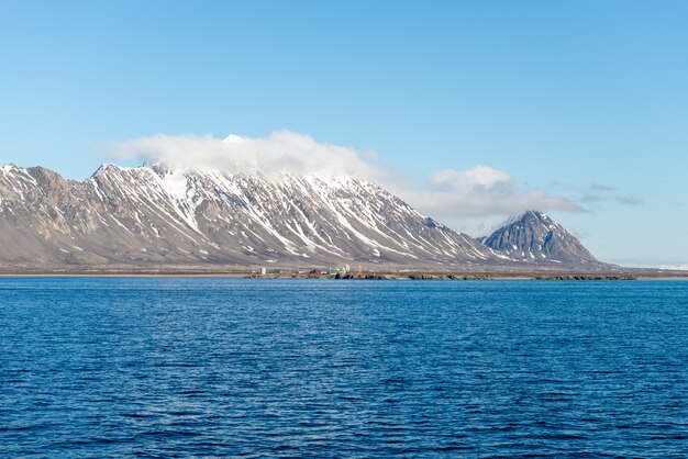 Arktische Landschaft mit Berg und Wolken in Spitzbergen im Sommer