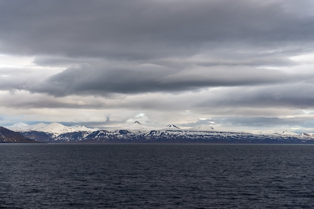 Arktische Landschaft mit Bergen in Spitzbergen, Norwegen