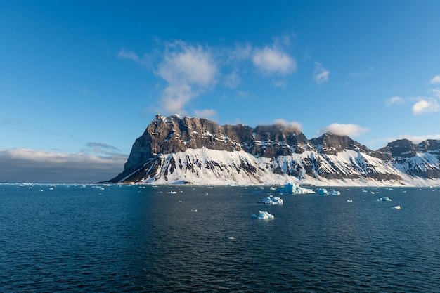 Arktische Landschaft mit Meer und Bergen in Spitzbergen, Norwegen