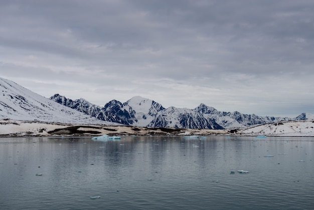 Arktische Landschaft mit schöner Beleuchtung in Spitzbergen