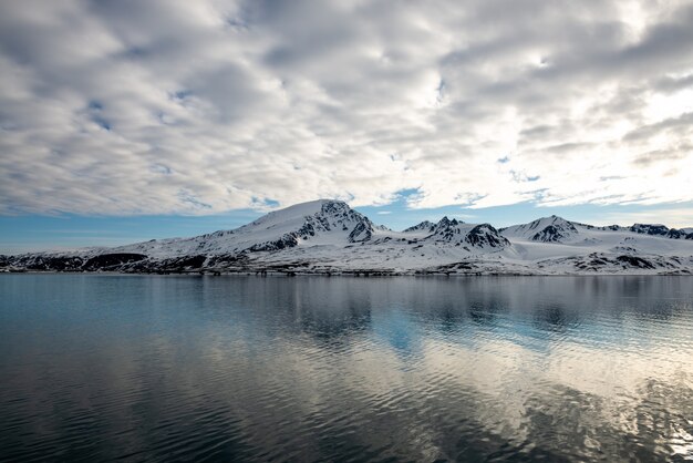 Arktische Landschaft mit schöner Beleuchtung in Spitzbergen