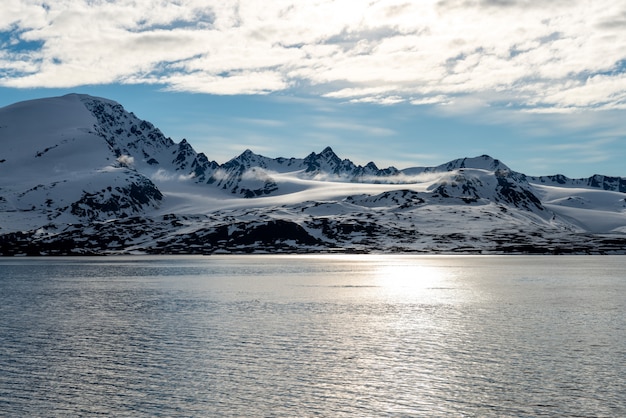 Arktische Landschaft mit schöner Beleuchtung in Spitzbergen