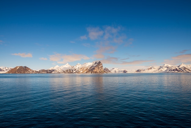 Arktische Landschaft mit schöner Beleuchtung in Spitzbergen