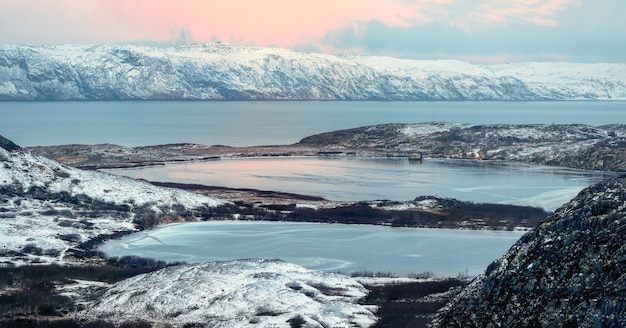 Arktische Winterberge schwer erreichbare Seen