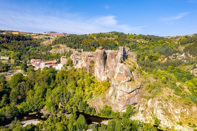 Arlempdes seu castelo em um meandro do Loire França