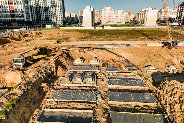 Arm einer Betonpumpe bereit für die Betonförderung auf der Baustelle. Ausleger eines Betonpumpenwagens vor dem Himmel im Hintergrund. Ansicht der LKW-Betonpumpe von oben