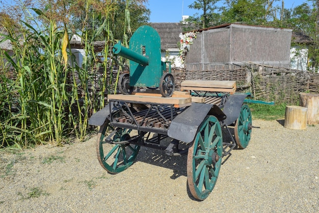 Arma antigua falsa verde en un carro objetos decorativos