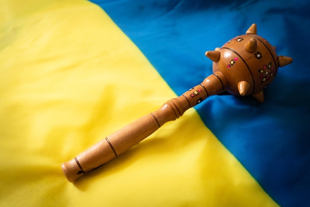 Arma maza en primer plano de la bandera ucraniana