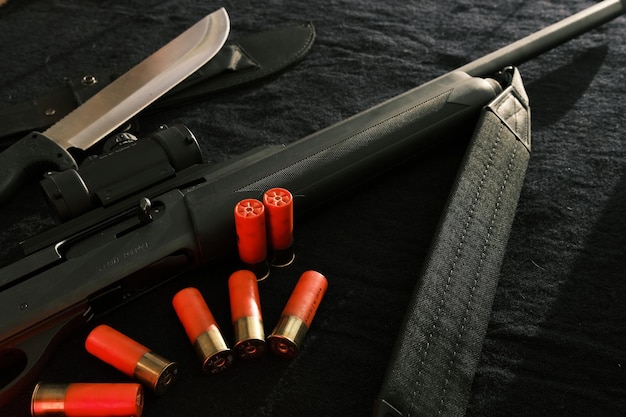 Arma en paño negro, cuchillo, rifle, conchas, vista superior, vista superior, de, cuchillo, rifle, conchas