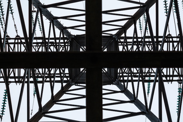 Armação de metal de uma torre elétrica em tempo nublado