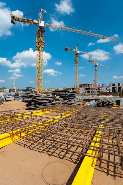 Armação de metal para derramar uma casa monolítica no fundo de um guindaste em um canteiro de obras