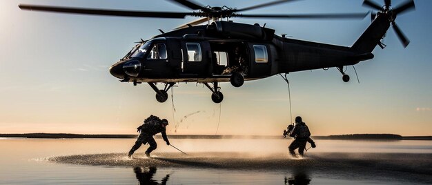 La Armada de los EE. UU. lanza cuerdas rápidas por un Blackhawk para un ejercicio de entrenamiento.