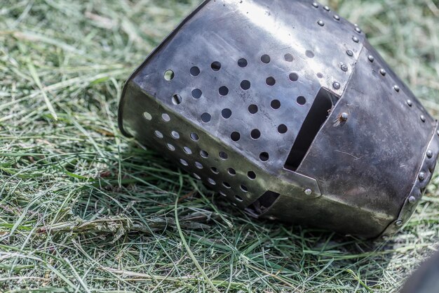 Armadura de un caballero en el campo de batalla closeup armas y armaduras de caballero