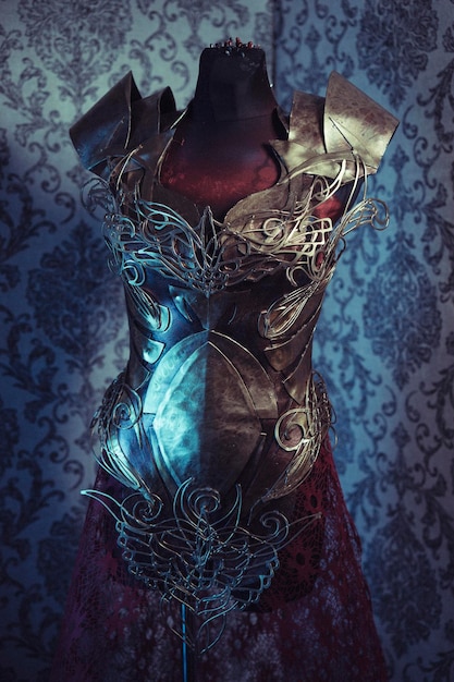 Armadura de mulher Peitoral de metal forte feito à mão em ouro com formas góticas e fios de aço fino