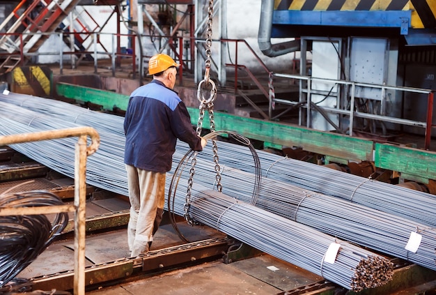 Foto la armadura del edificio se encuentra en el almacén de productos metalúrgicos.