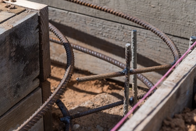 Armadura en el encofrado para la cimentación. Construcción de edificio