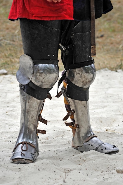 Foto armadura de metal para proteger las piernas de un caballero medieval