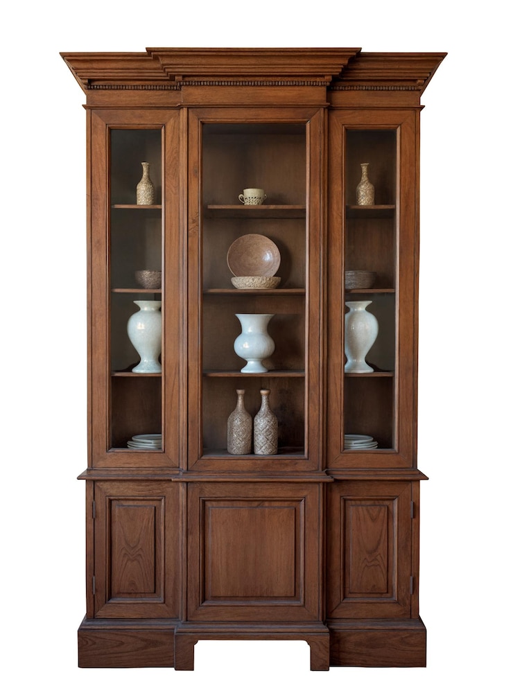 Armario antiguo con objeto decorativo para la habitación interiorIsolado en el fondo