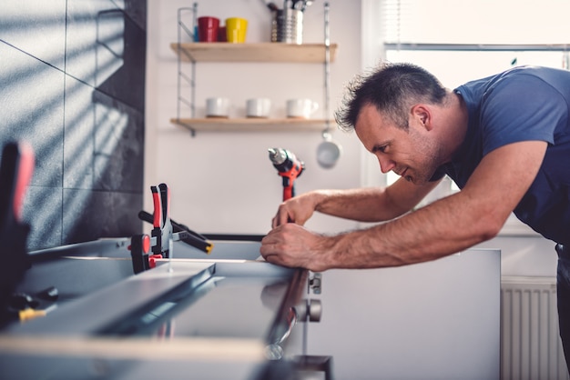 Armário de cozinha de construção de homem