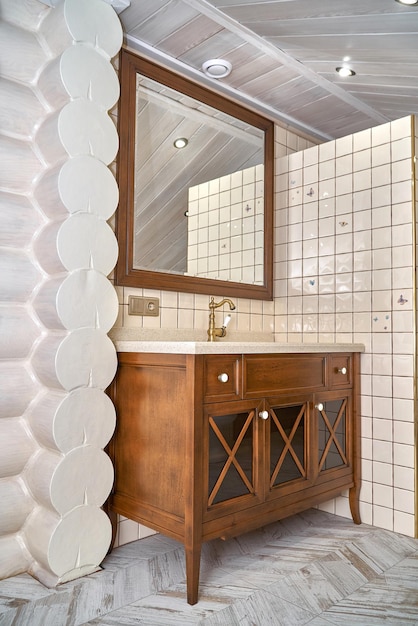 Foto armario de vanidad de baño con encimera de acrílico y marco de espejo de madera en el baño estilo campo