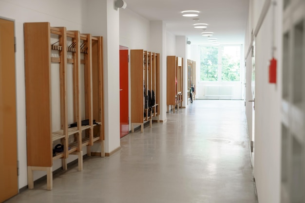 Armários da escola num corredor vazio.