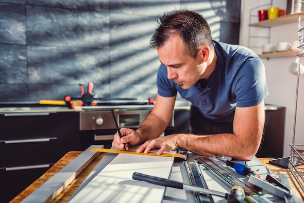 Foto armários de cozinha de construção de homem