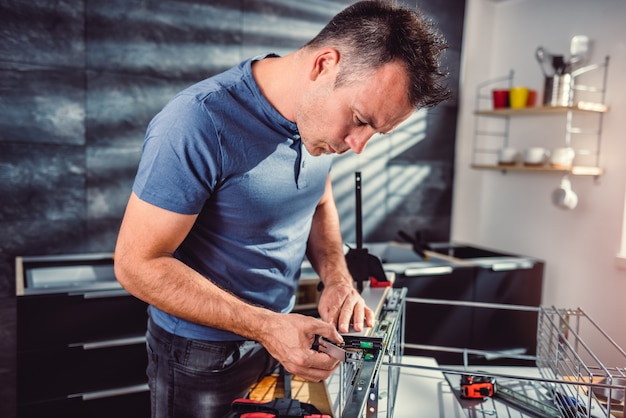 Armários de cozinha de construção de homem