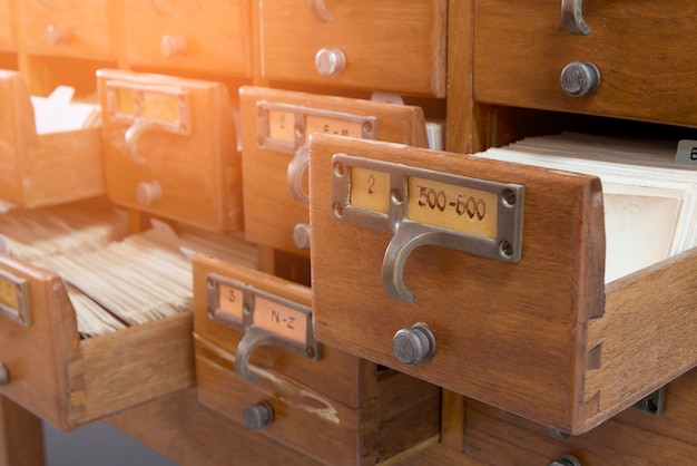 Armarios de índice en una biblioteca hecha de madera.